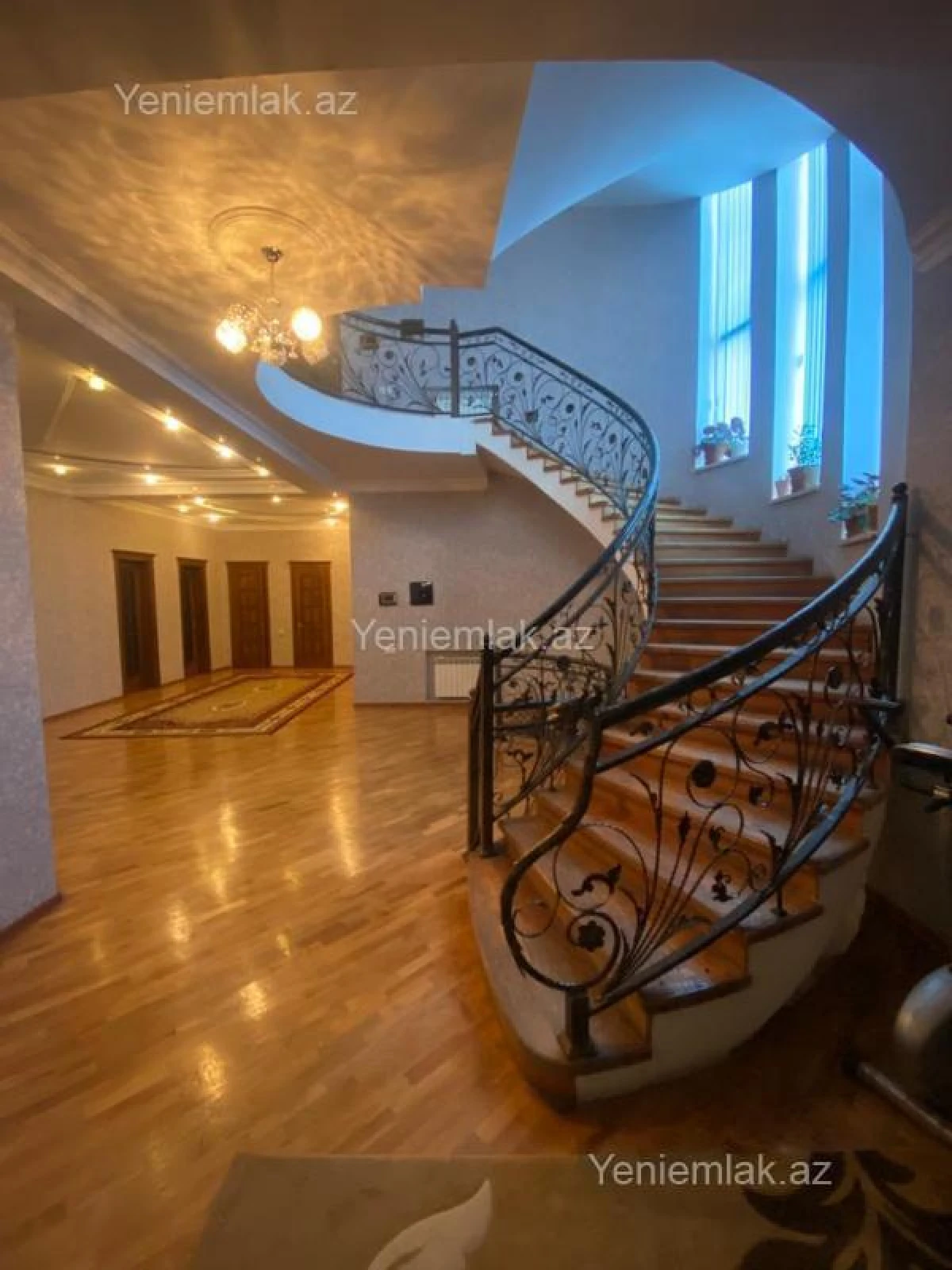 Satılır 10 otaqlı həyət evi 1348 m²