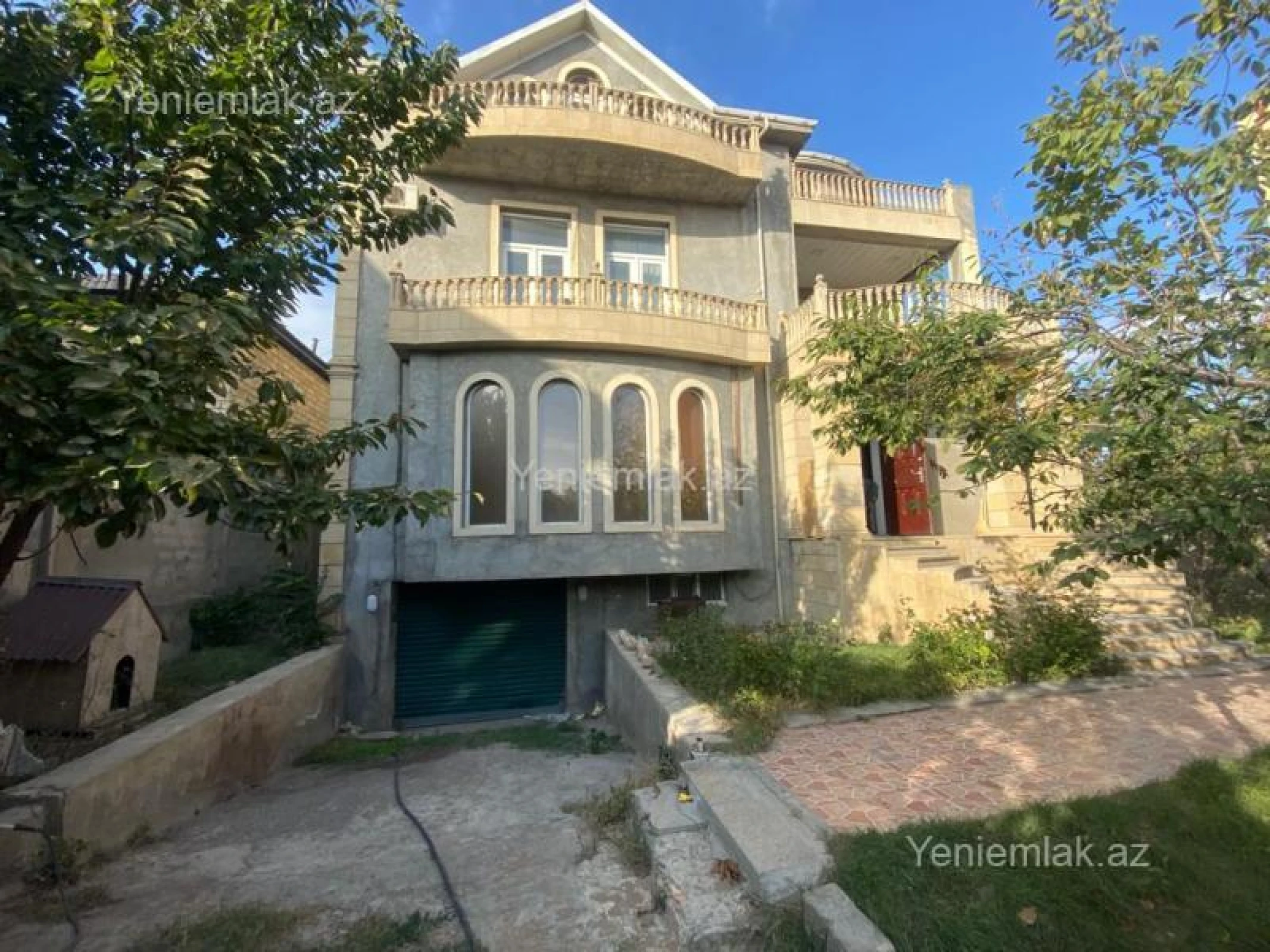Satılır 10 otaqlı həyət evi 1348 m²