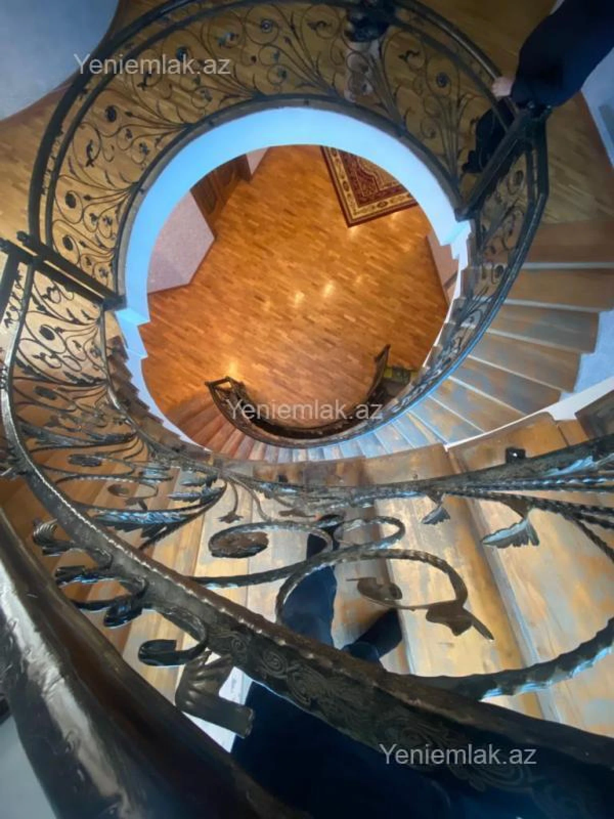 Satılır 10 otaqlı həyət evi 1348 m²