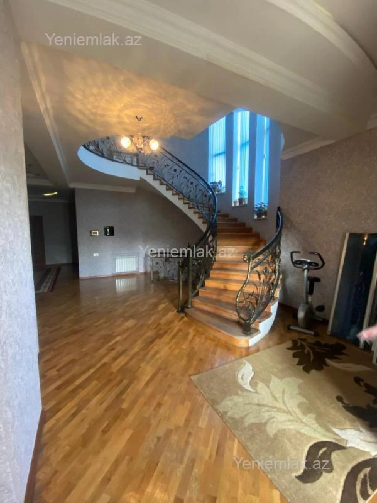 Satılır 10 otaqlı həyət evi 1348 m²