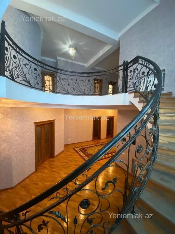 Satılır 10 otaqlı həyət evi 1348 m²