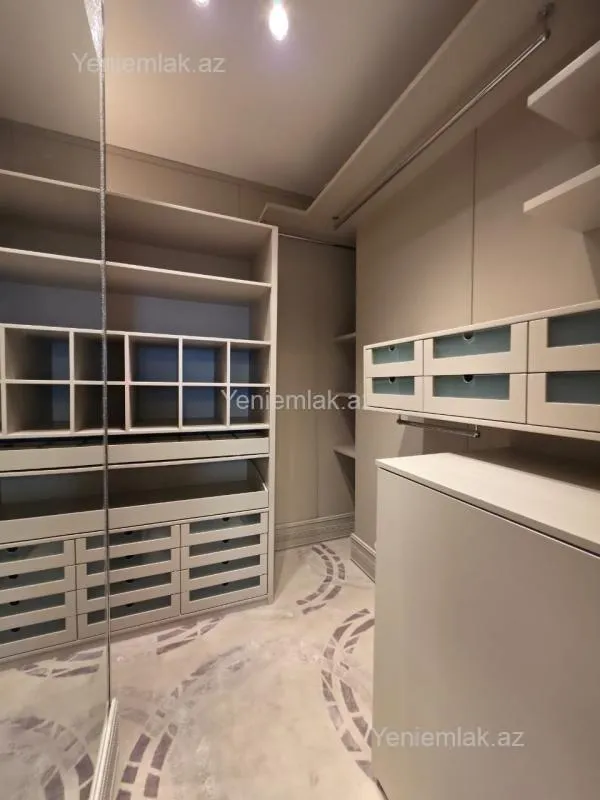 Satılır 4 otaqlı yeni tikili 240 m²