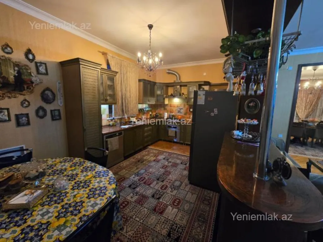 Satılır 6 otaqlı həyət evi 600 m²