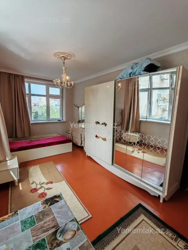 Satılır 1 otaqlı köhnə tikili 42 m²