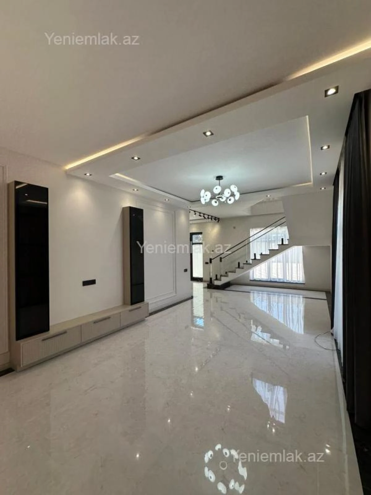 Satılır 8 otaqlı həyət evi 350 m²