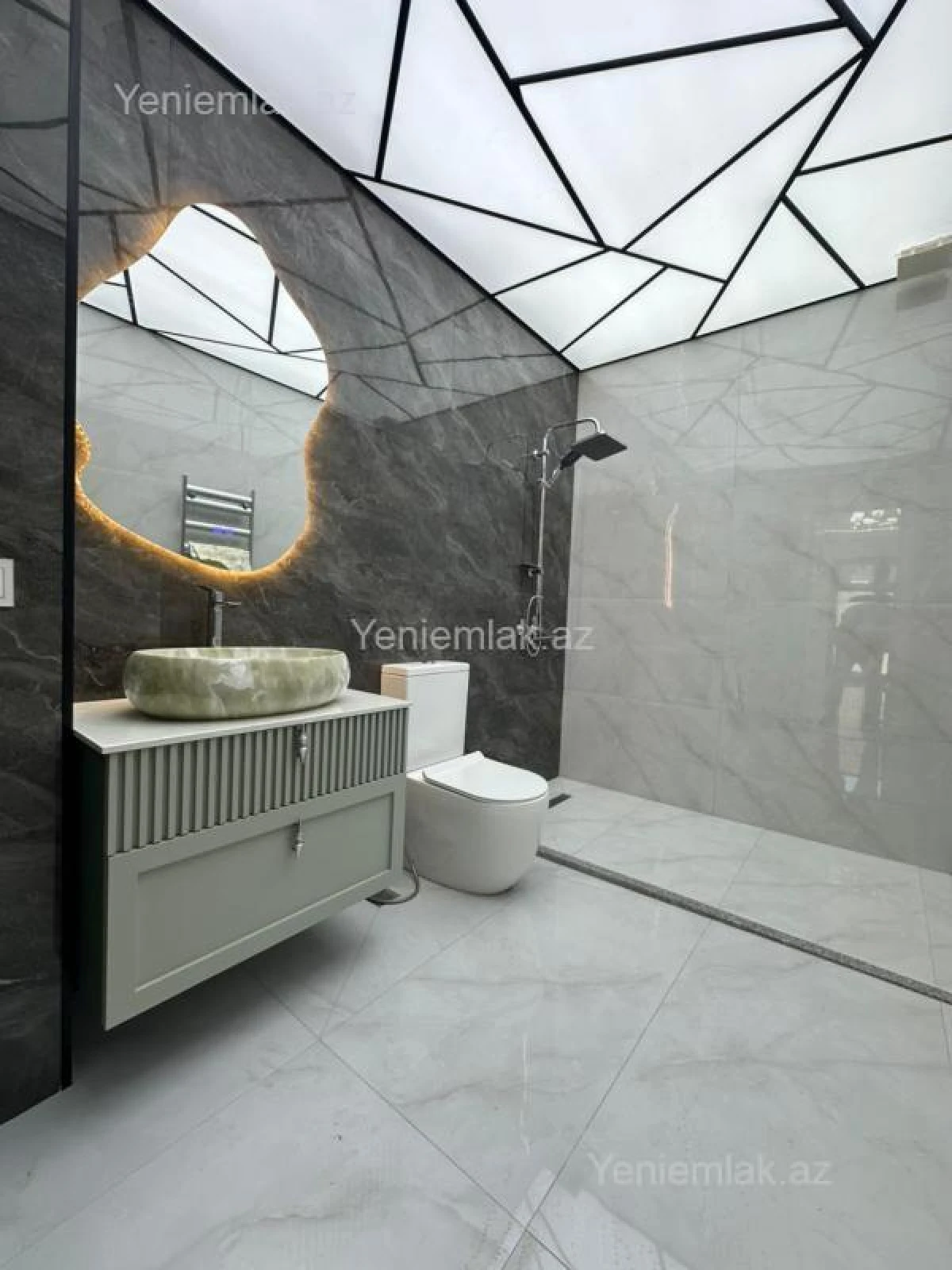 Satılır 8 otaqlı həyət evi 350 m²