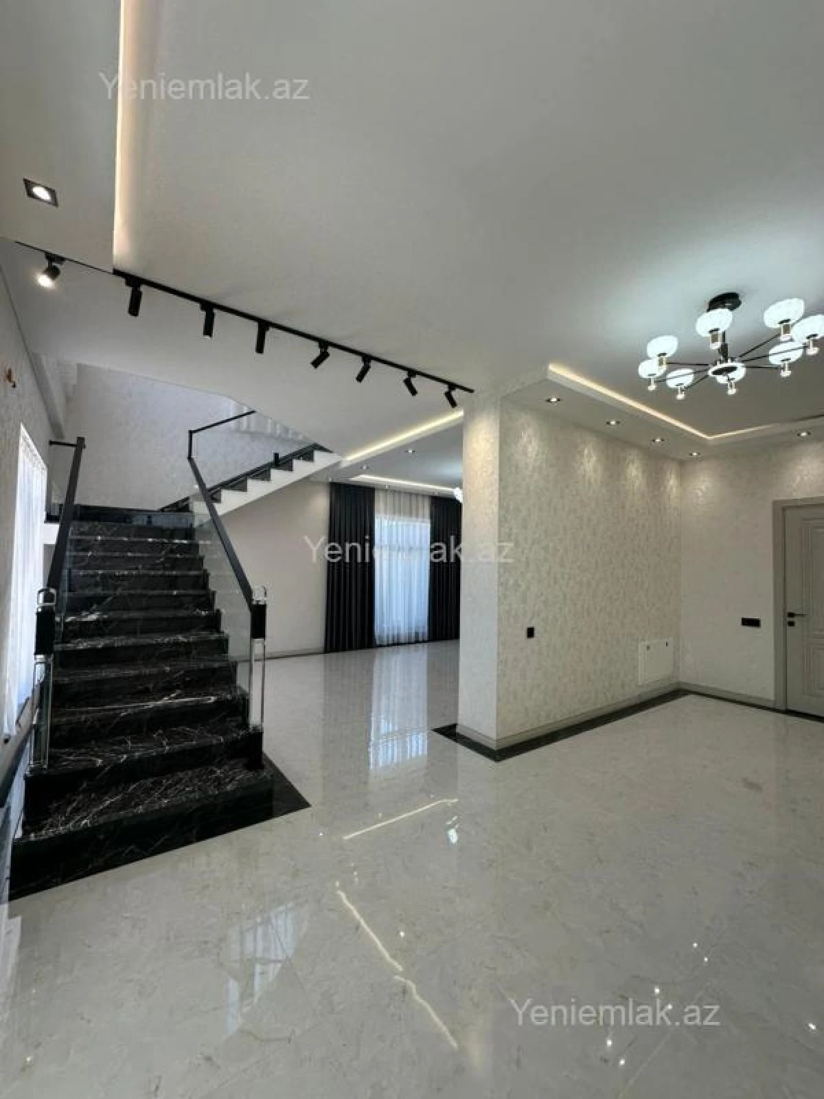Satılır 8 otaqlı həyət evi 350 m²