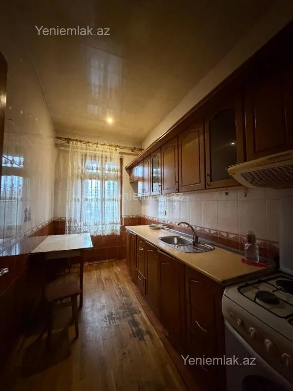 Satılır 3 otaqlı köhnə tikili 100 m²