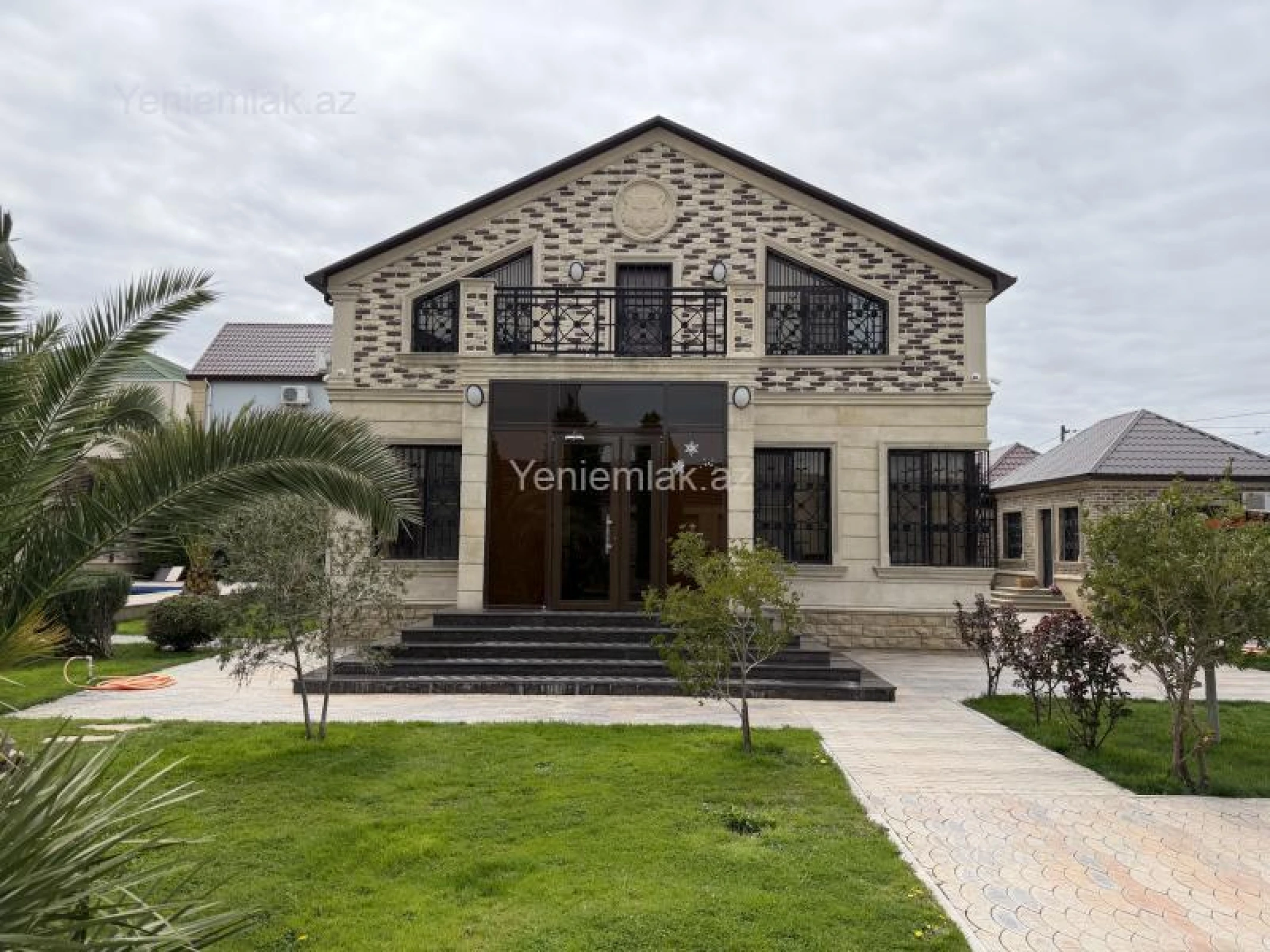 Satılır 5 otaqlı həyət evi 250 m²