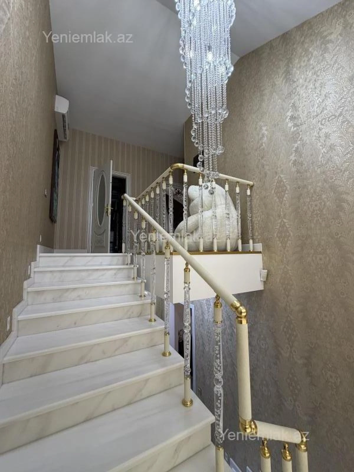 Satılır 5 otaqlı həyət evi 250 m²