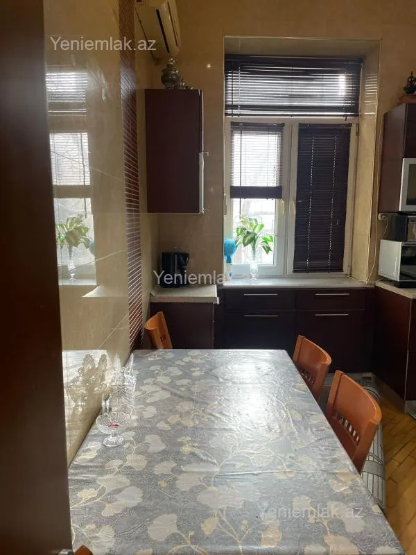 Satılır 4 otaqlı köhnə tikili 120 m²