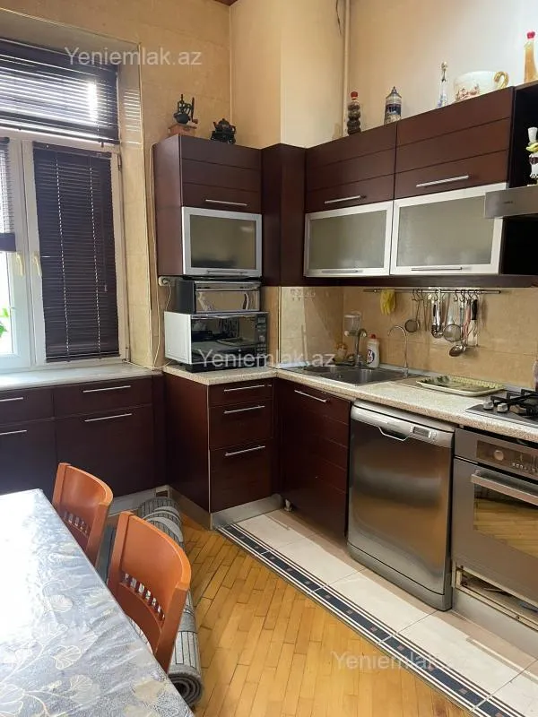 Satılır 4 otaqlı köhnə tikili 120 m²