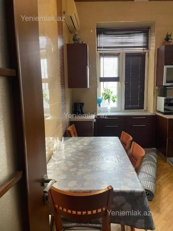 Satılır 4 otaqlı köhnə tikili 120 m²