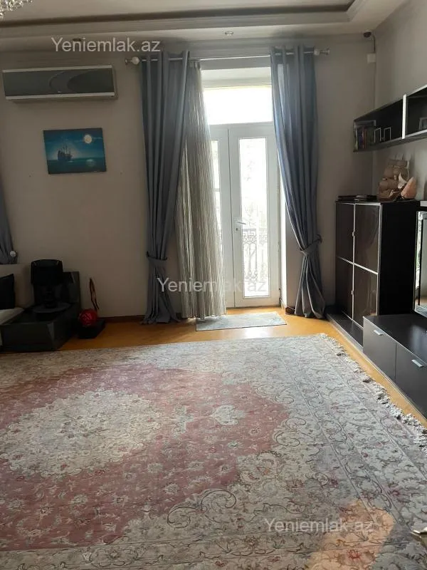 Satılır 4 otaqlı köhnə tikili 120 m²
