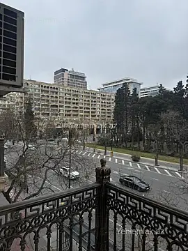 Satılır 4 otaqlı köhnə tikili 120 m²