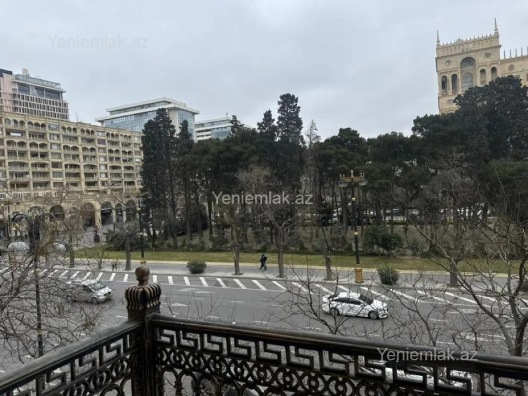 Satılır 4 otaqlı köhnə tikili 120 m²