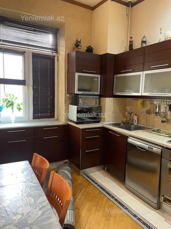 Satılır 4 otaqlı köhnə tikili 120 m²