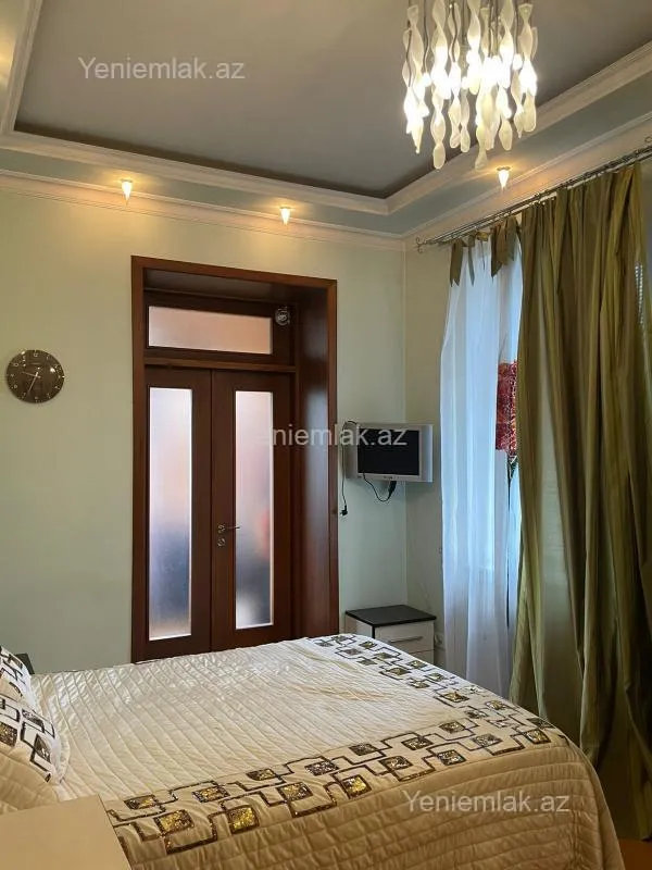 Satılır 4 otaqlı köhnə tikili 120 m²