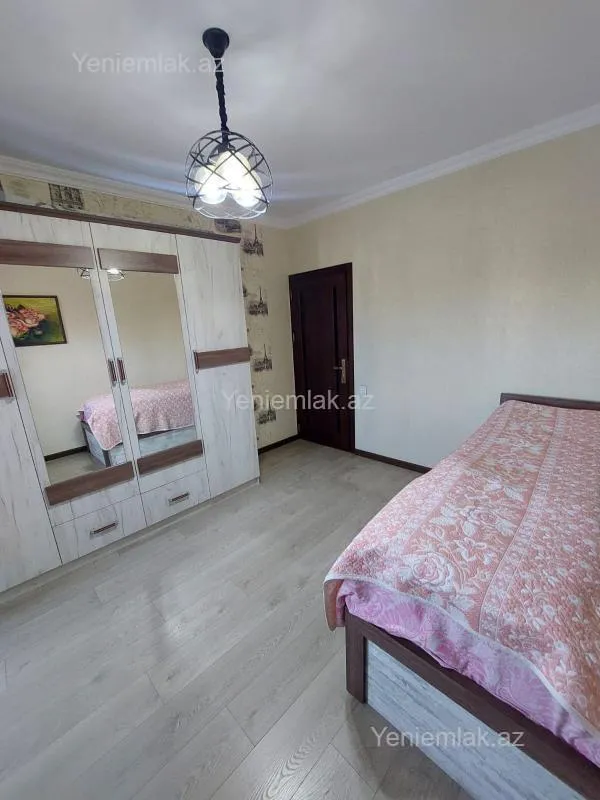 Satılır 4 otaqlı köhnə tikili 120 m²