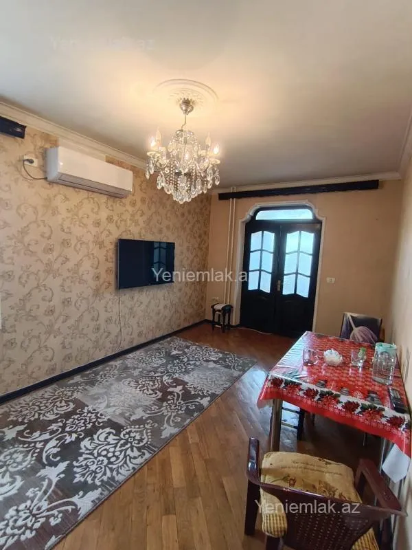 Satılır 2 otaqlı köhnə tikili 75 m²
