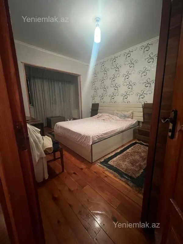 Satılır 4 otaqlı köhnə tikili 100 m²