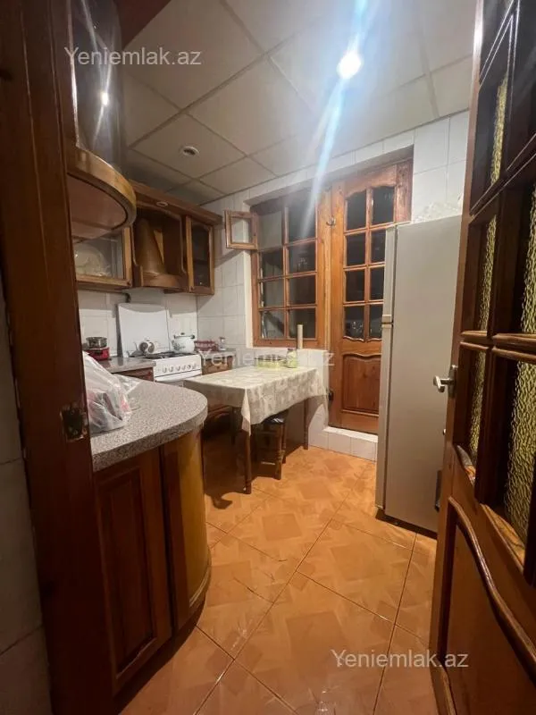 Satılır 4 otaqlı köhnə tikili 100 m²