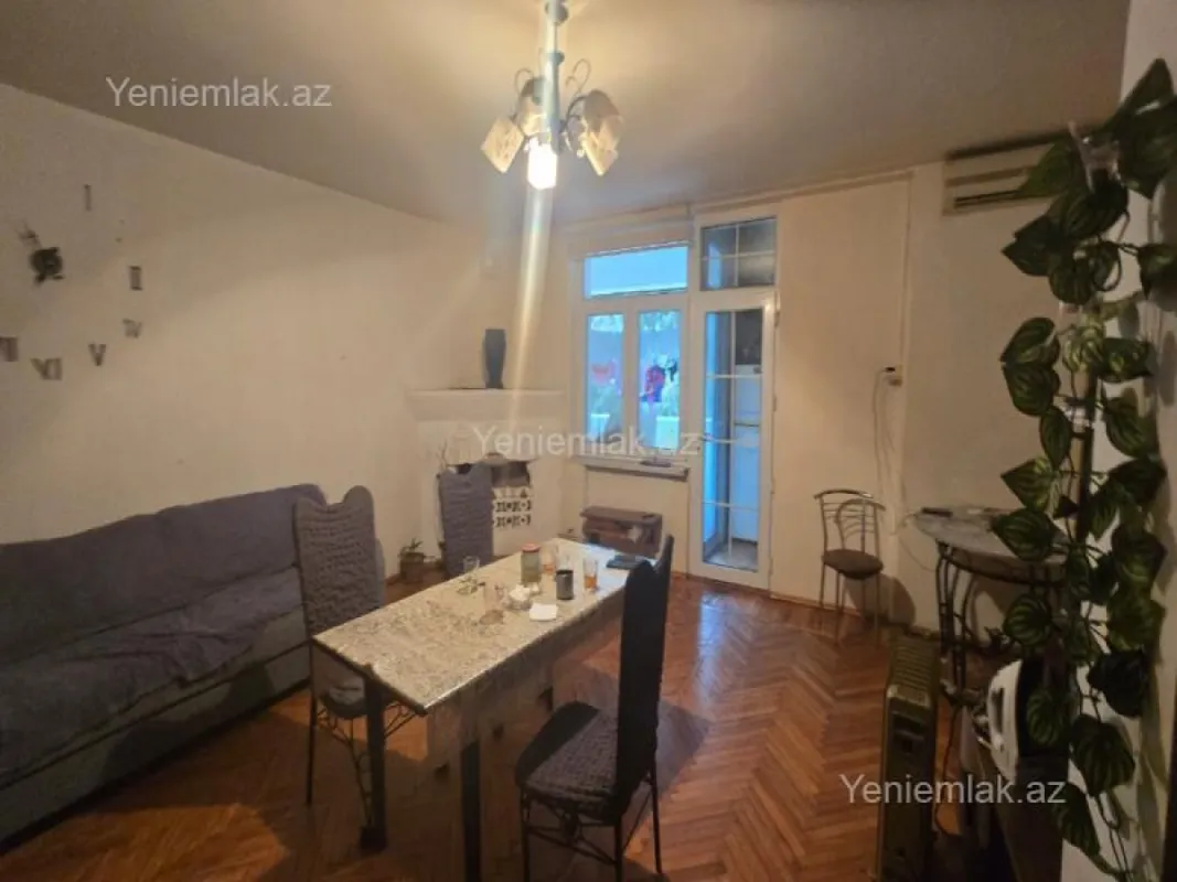 Satılır 2 otaqlı köhnə tikili 60 m²