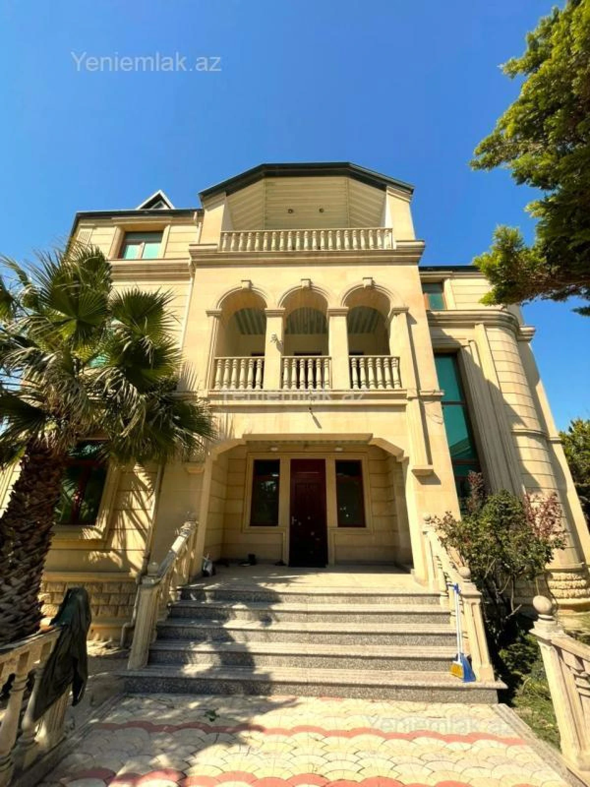 Satılır 6 otaqlı həyət evi 570 m²