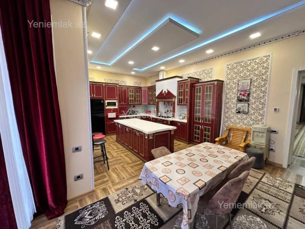 Satılır 8 otaqlı həyət evi 780 m²