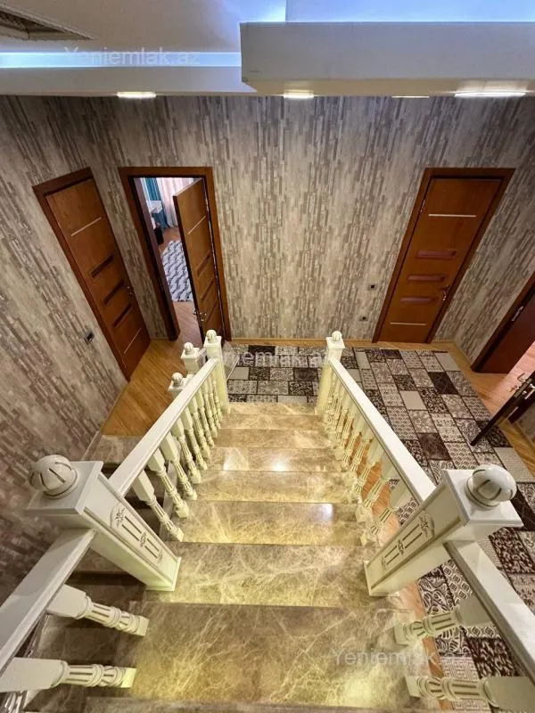 Satılır 8 otaqlı həyət evi 780 m²