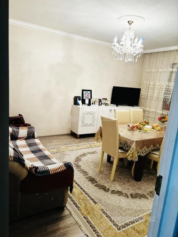 Satılır 4 otaqlı köhnə tikili 100 m²