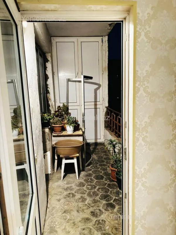 Satılır 4 otaqlı köhnə tikili 100 m²