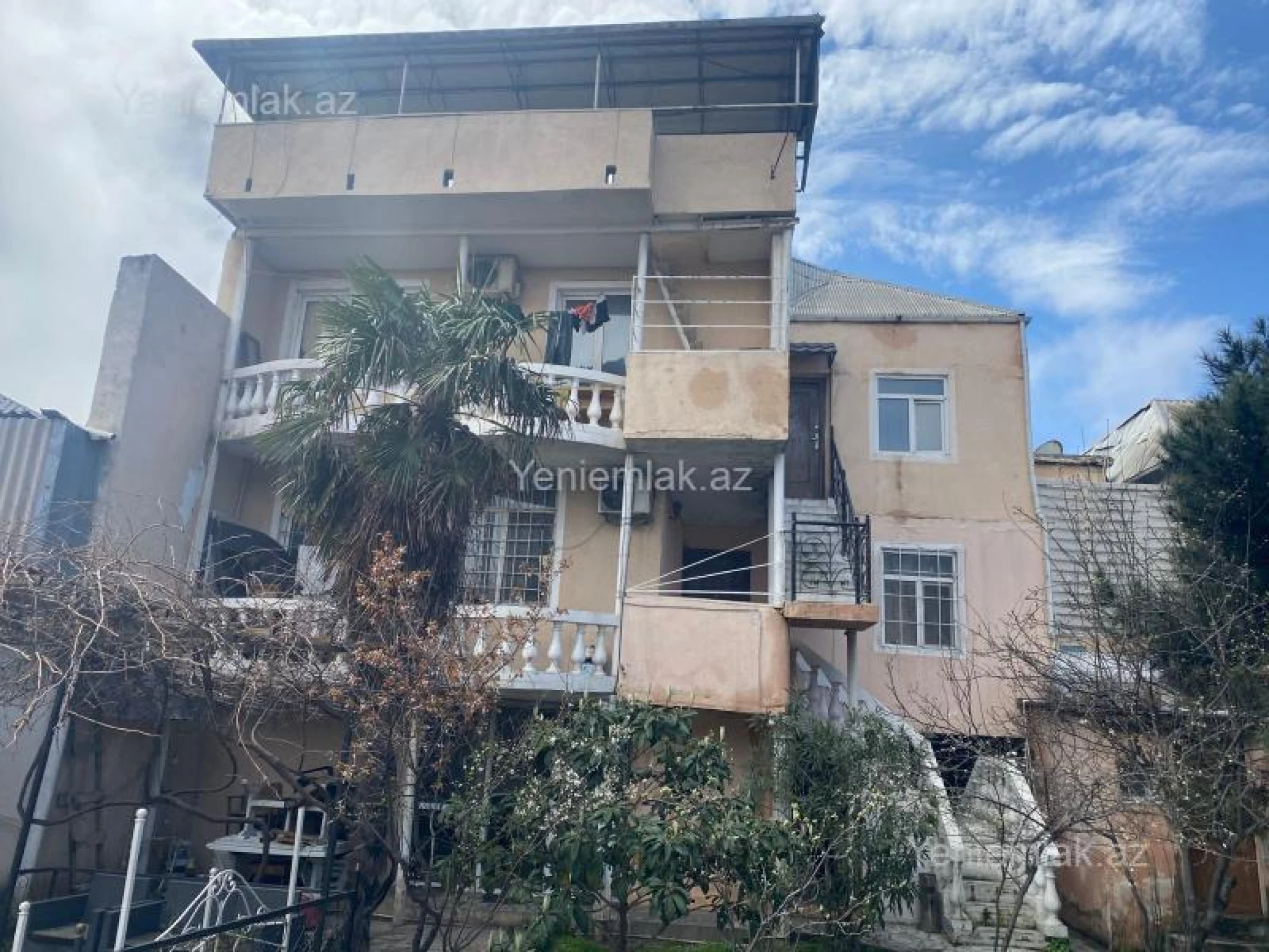 Satılır 10 otaqlı həyət evi 320 m²