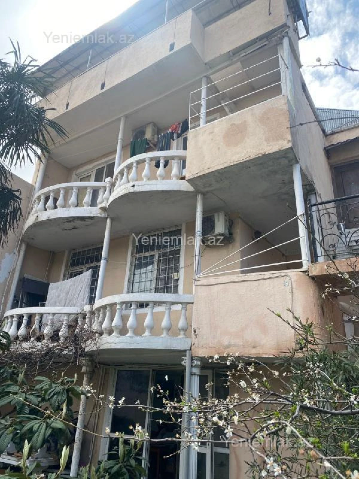 Satılır 10 otaqlı həyət evi 320 m²