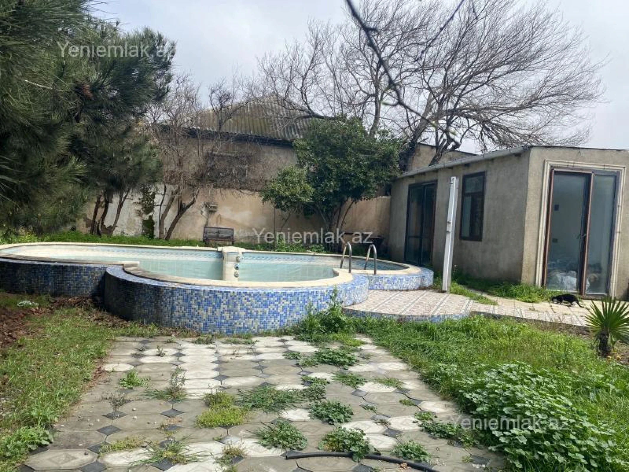 Satılır 10 otaqlı həyət evi 320 m²