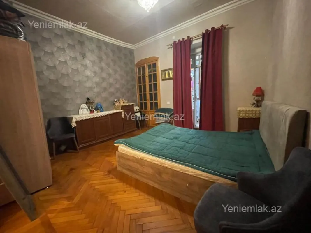 Satılır 4 otaqlı köhnə tikili 125 m²