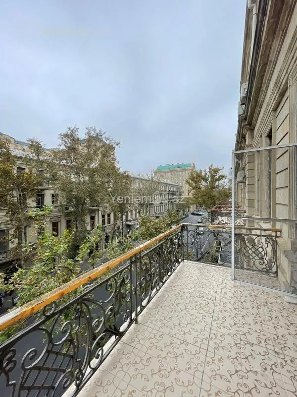 Satılır 3 otaqlı köhnə tikili 100 m²