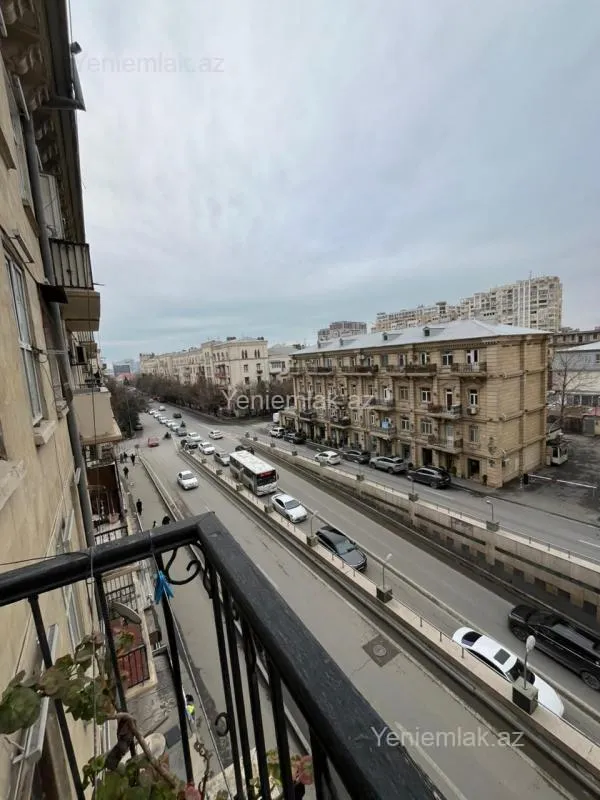 Satılır 2 otaqlı köhnə tikili 60 m²