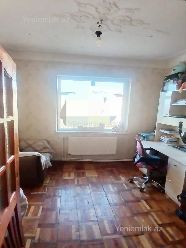 Satılır 4 otaqlı köhnə tikili 100 m²