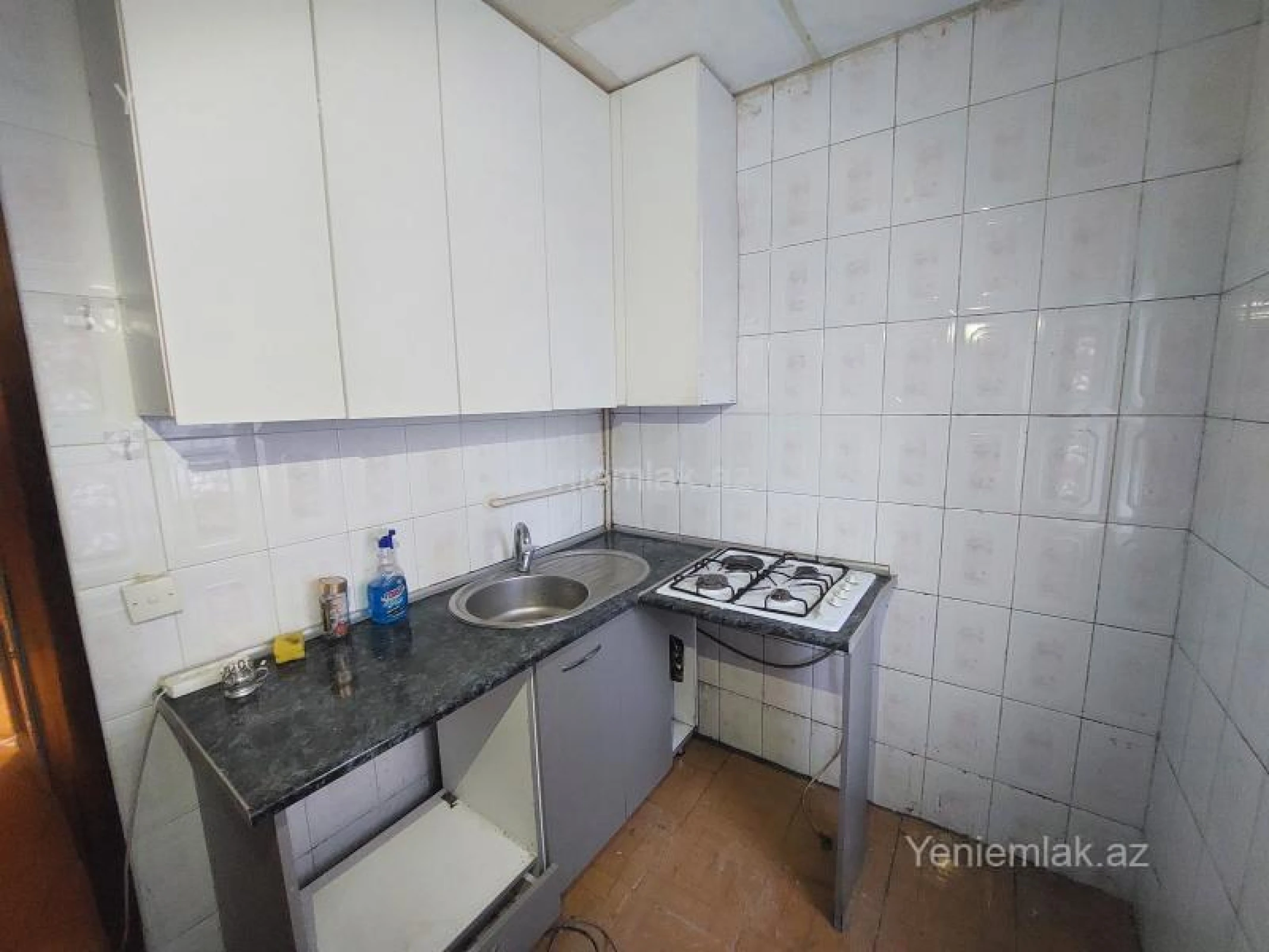 Satılır 3 otaqlı köhnə tikili 70 m²