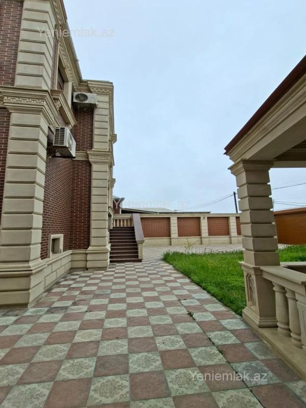 Satılır 8 otaqlı həyət evi 380 m²