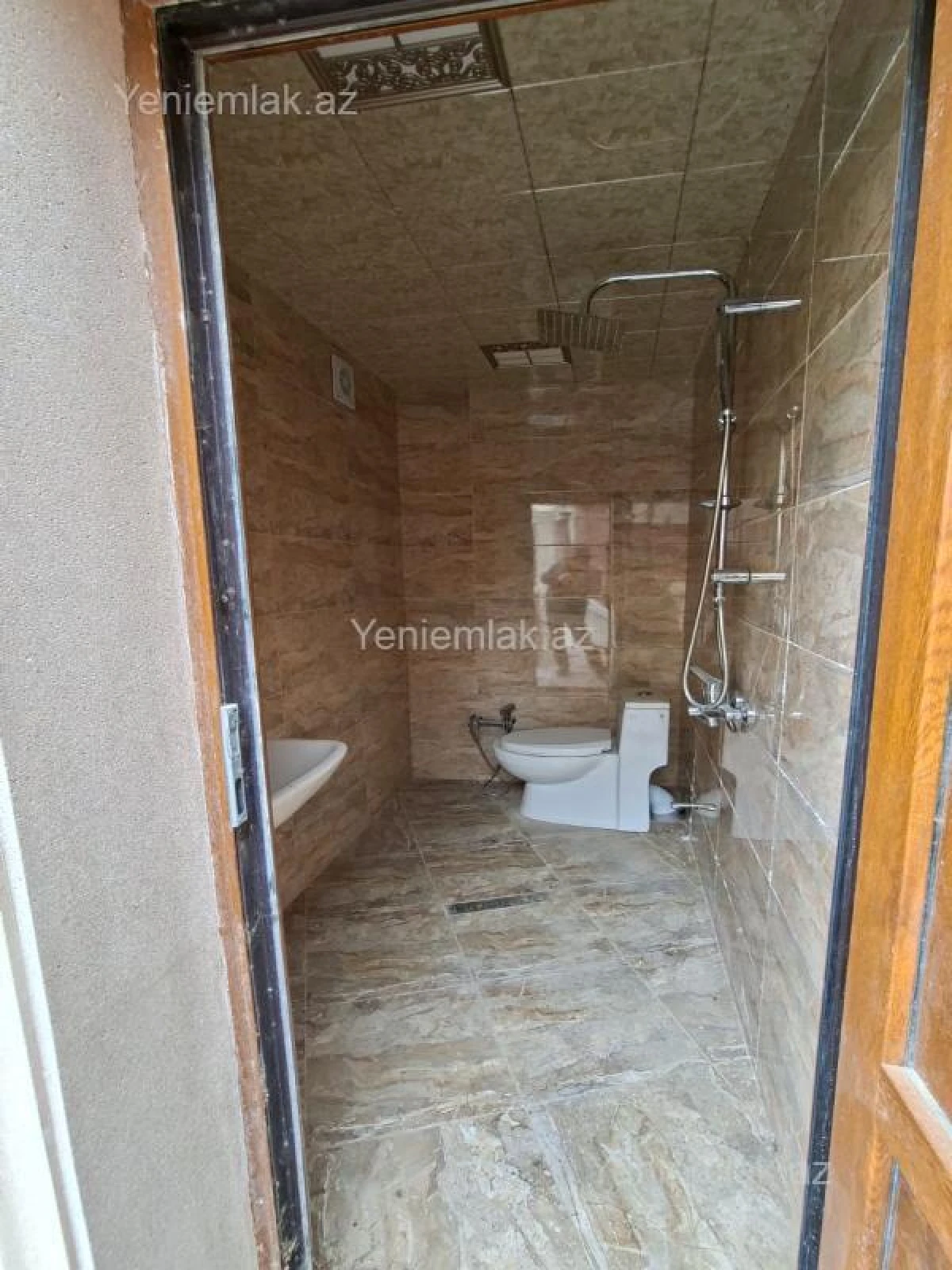 Satılır 8 otaqlı həyət evi 380 m²