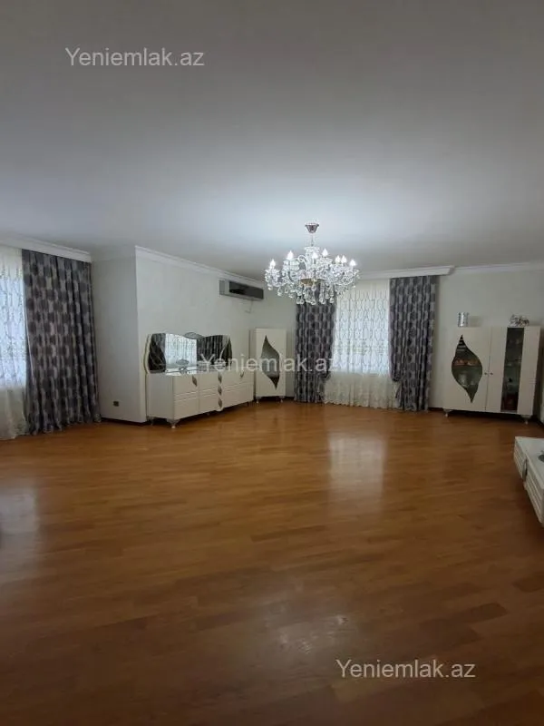 Satılır 8 otaqlı həyət evi 380 m²