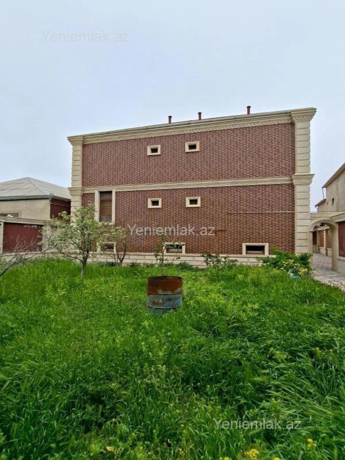 Satılır 8 otaqlı həyət evi 380 m²