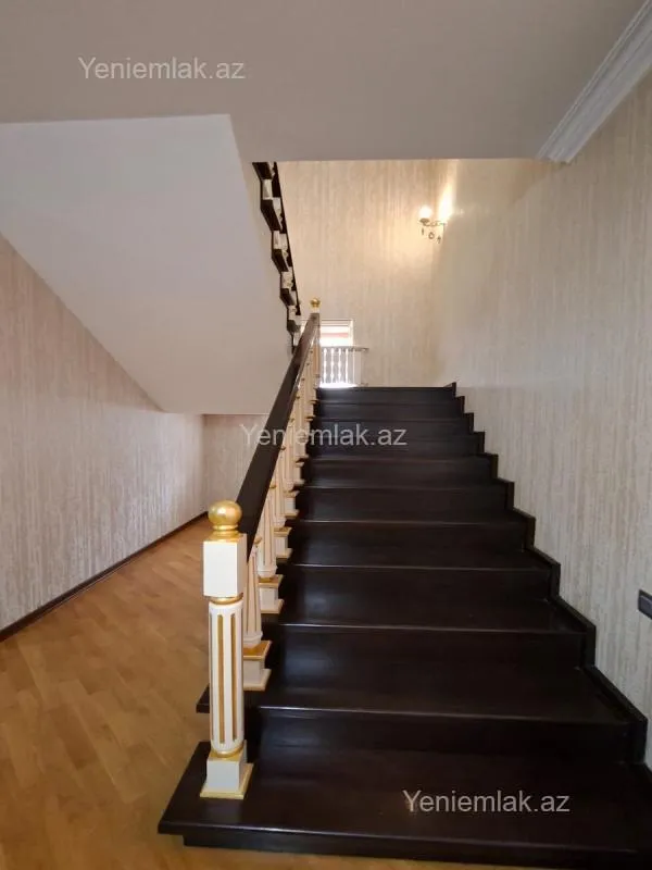 Satılır 8 otaqlı həyət evi 380 m²