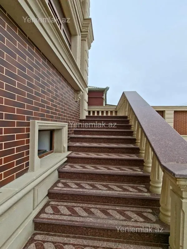 Satılır 8 otaqlı həyət evi 380 m²