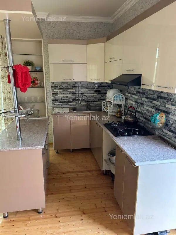 Satılır 6 otaqlı həyət evi 200 m²
