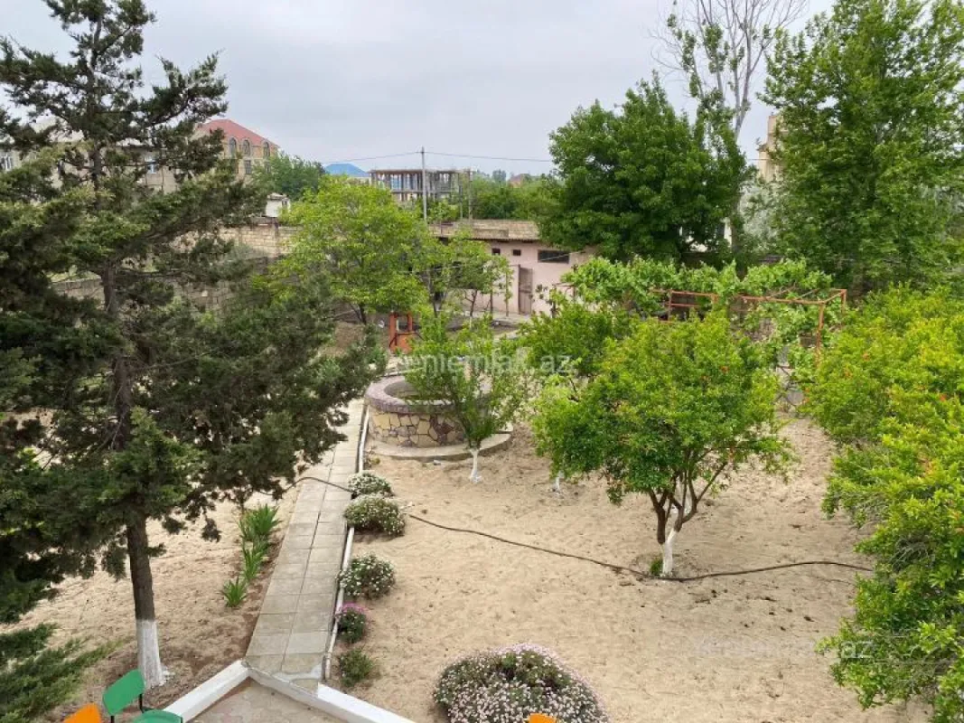 Satılır 7 otaqlı həyət evi 365 m²