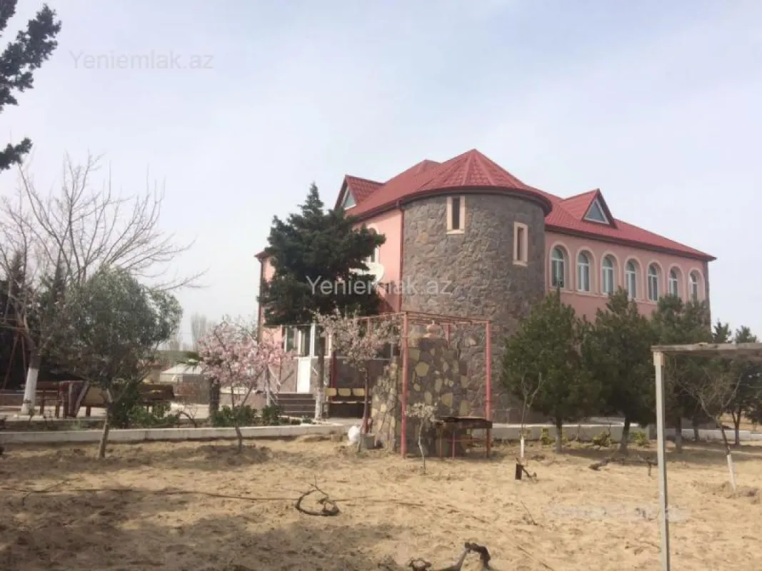 Satılır 7 otaqlı həyət evi 365 m²