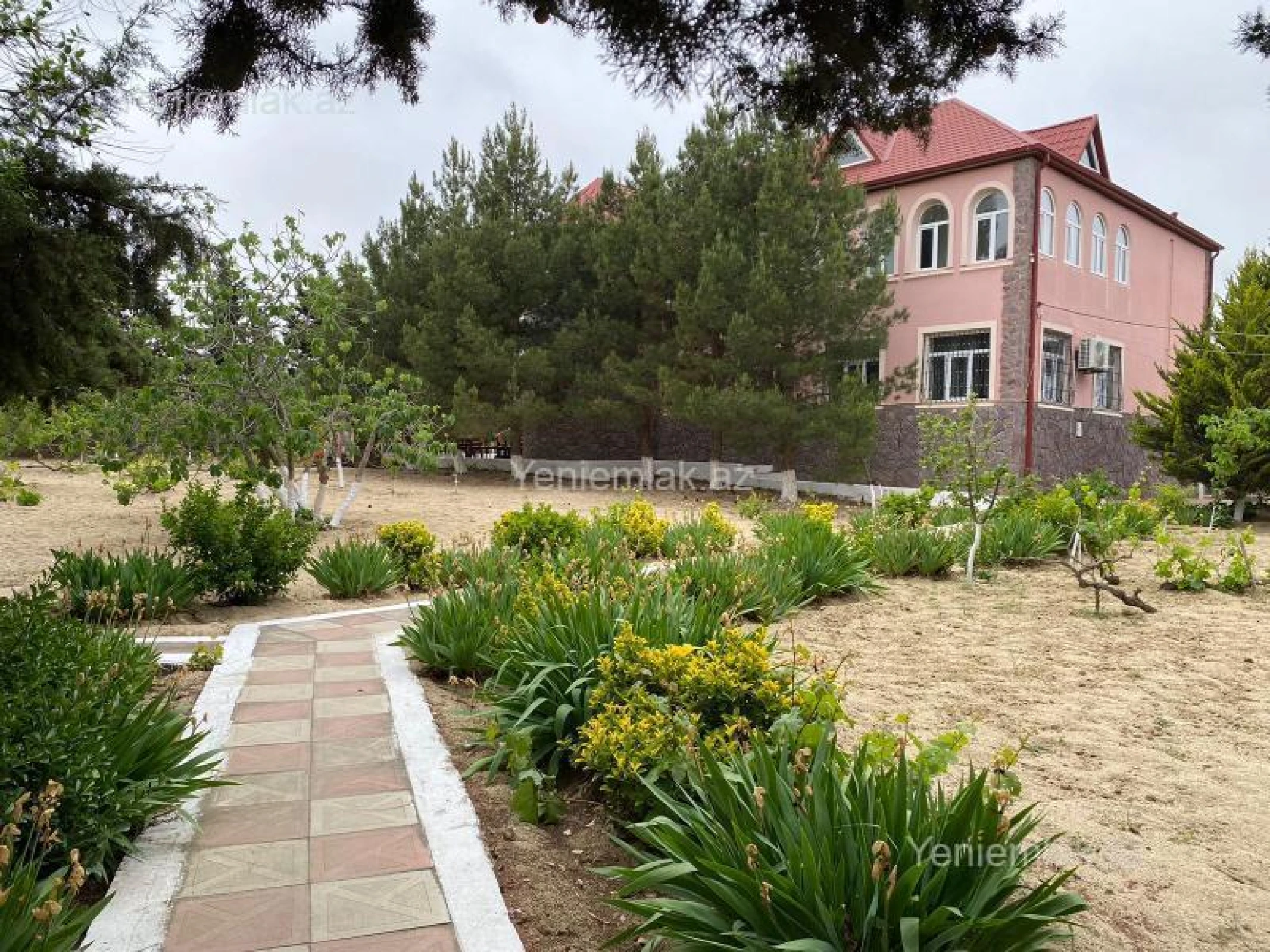 Satılır 7 otaqlı həyət evi 365 m²